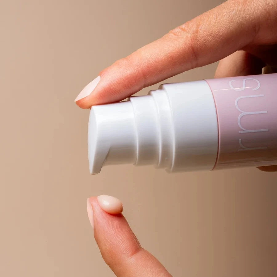 rms ReEvolve Locking Primer Produktprobe auf Finger.