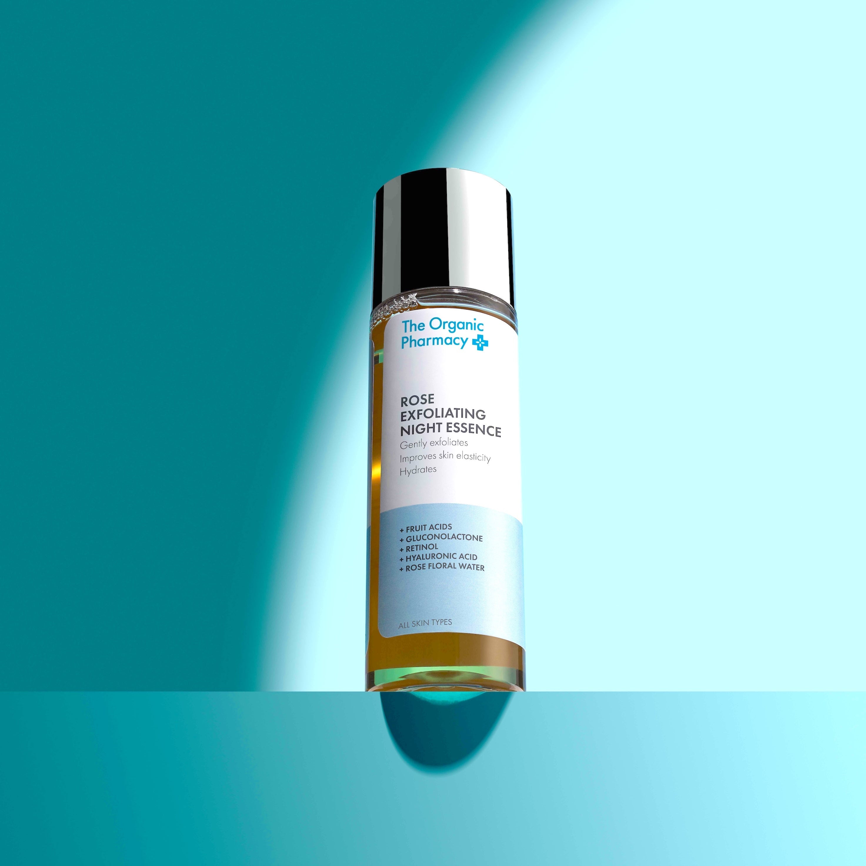 Die Flasche der Rose Exfoliating Night Essence vor einem mintgrünen Hintergrund