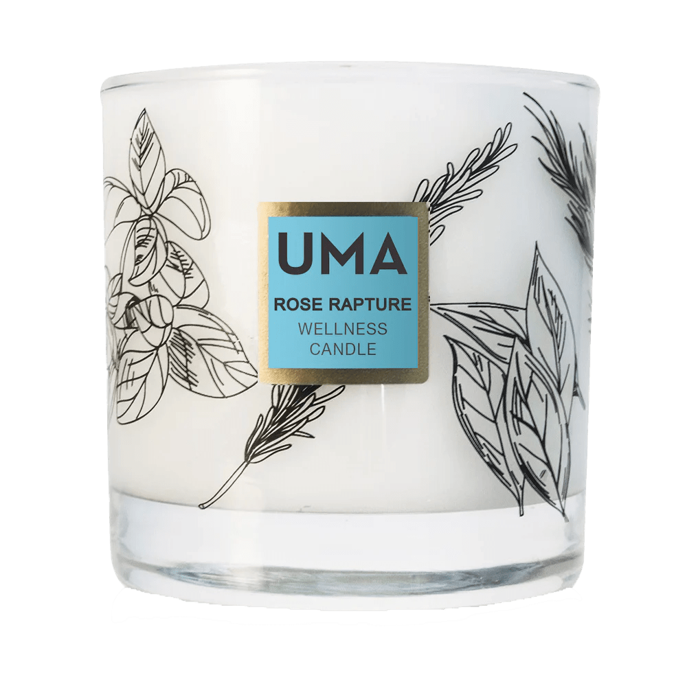 UMA Wellness Kerze Roes Rapture in einem transparentes Kerzenglas vor schwarzem Hintergrund