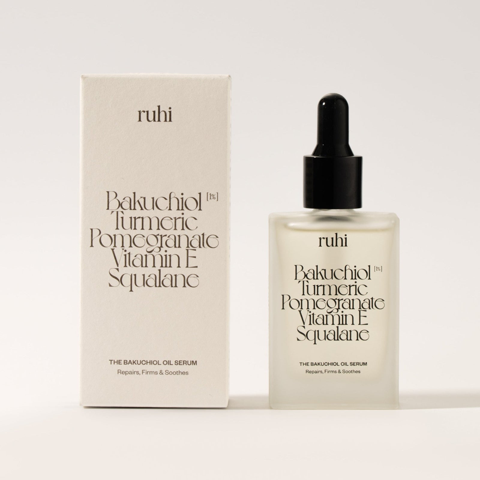 Das ruhi Bakuchiol Oil Serum in der Klarglasflasche neben seiner minimalistischen weißen Produktverpackung.