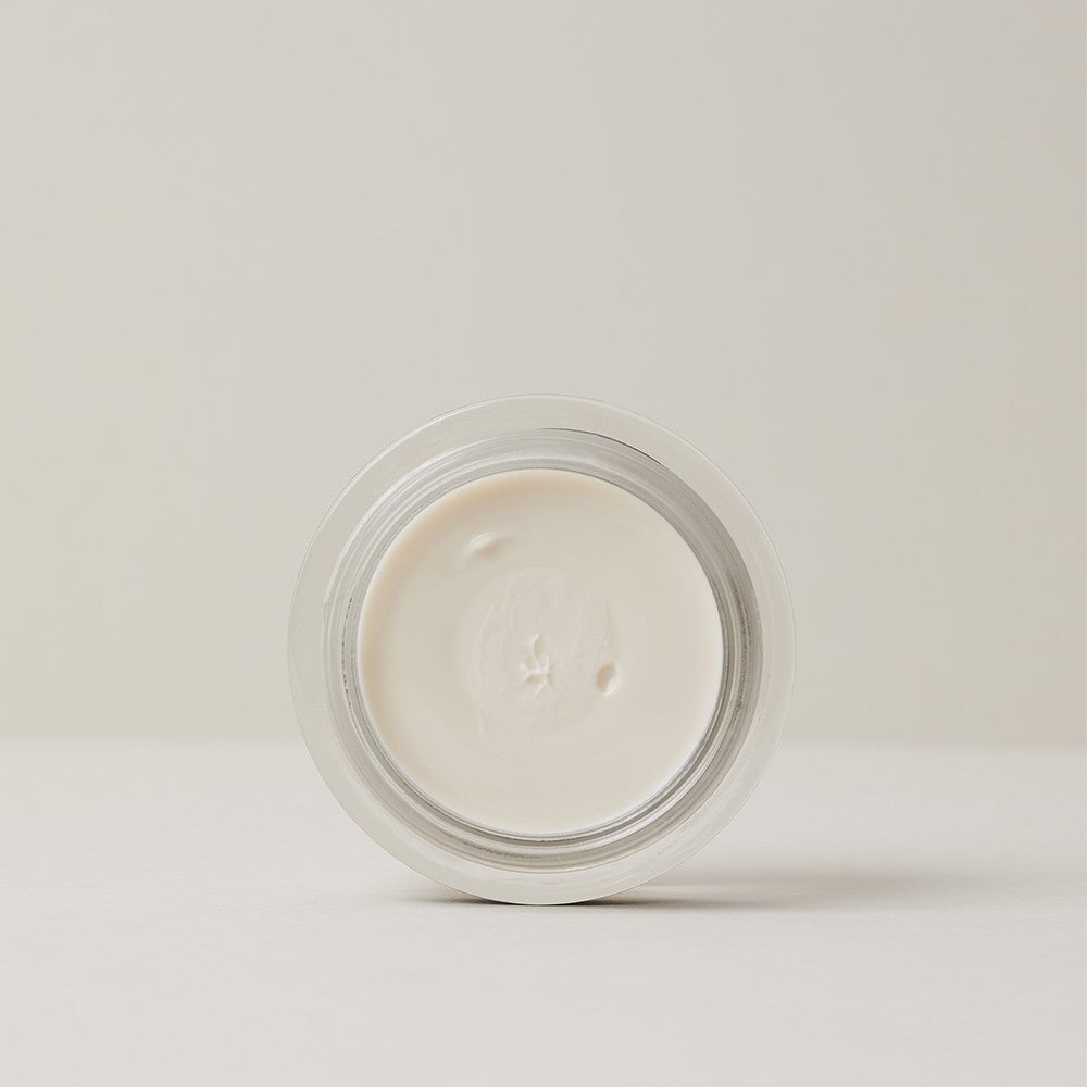 Detailbild der glatten, reichhaltigen Textur der Skin Calming Cream von Team Dr Joseph, sichtbar feucht und geschmeidig