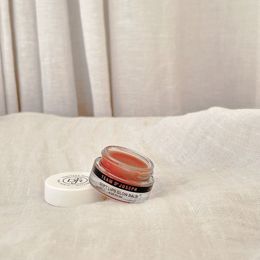 Offener Tiegel des Team Dr Joseph Soft Lips Glow Balm mit cremiger, zart glänzender Textur North Glow