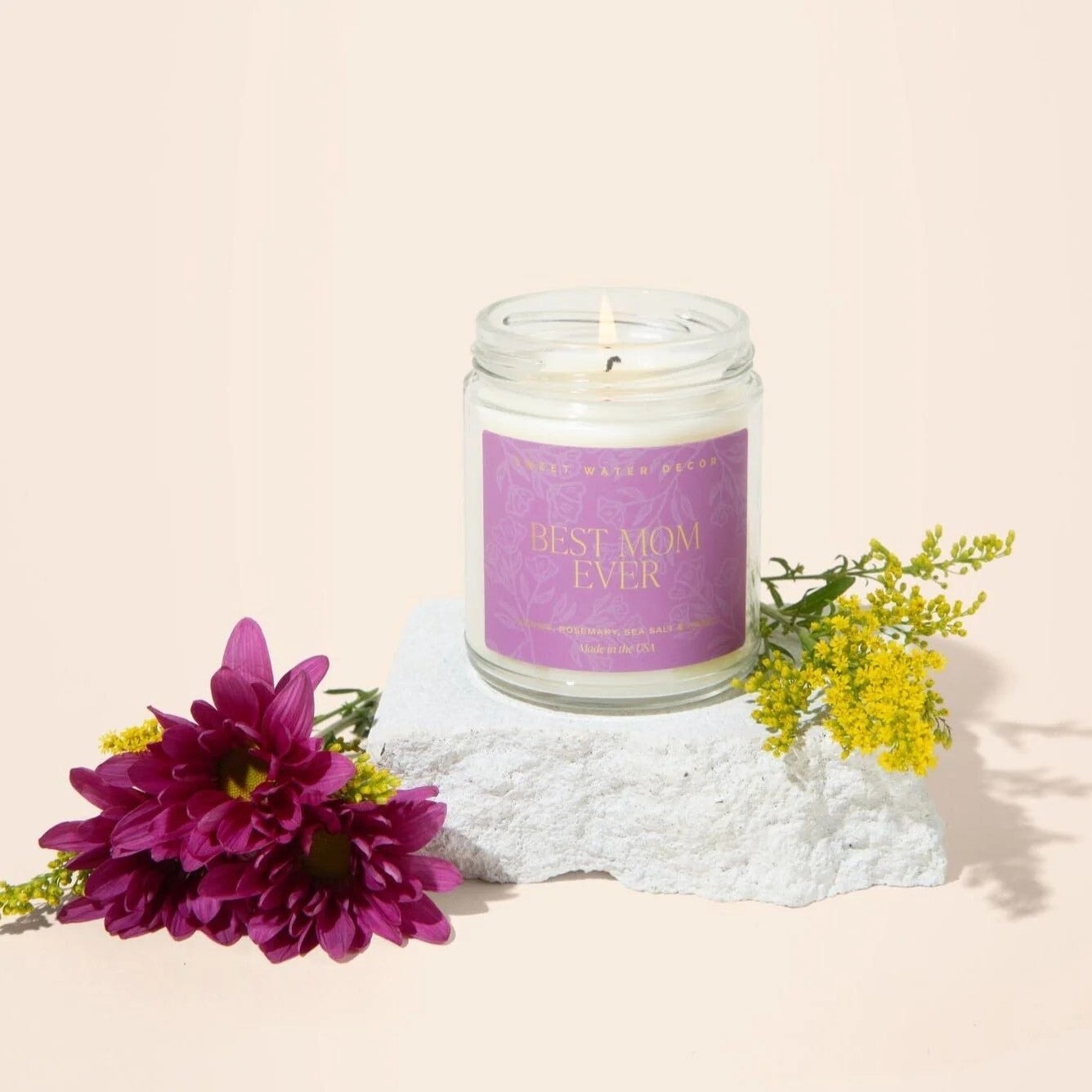 Brennende Sweet Water Decor Duftkerze mit "Best Mom ever" Aufschrift.