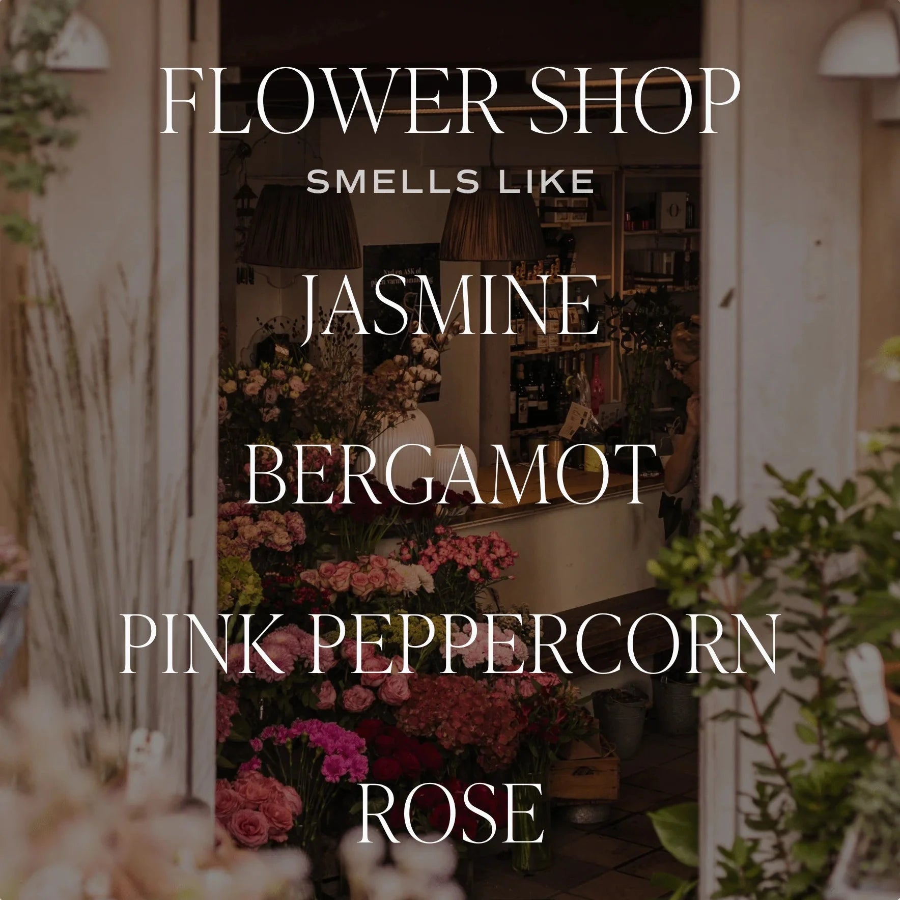 Im Hintergrund ein Bluemnladen, im Vordergrund die Worte FLOWER SHOP smells like JASMINE, BERGAMOT, PINK PEPPERCORN, ROSE.