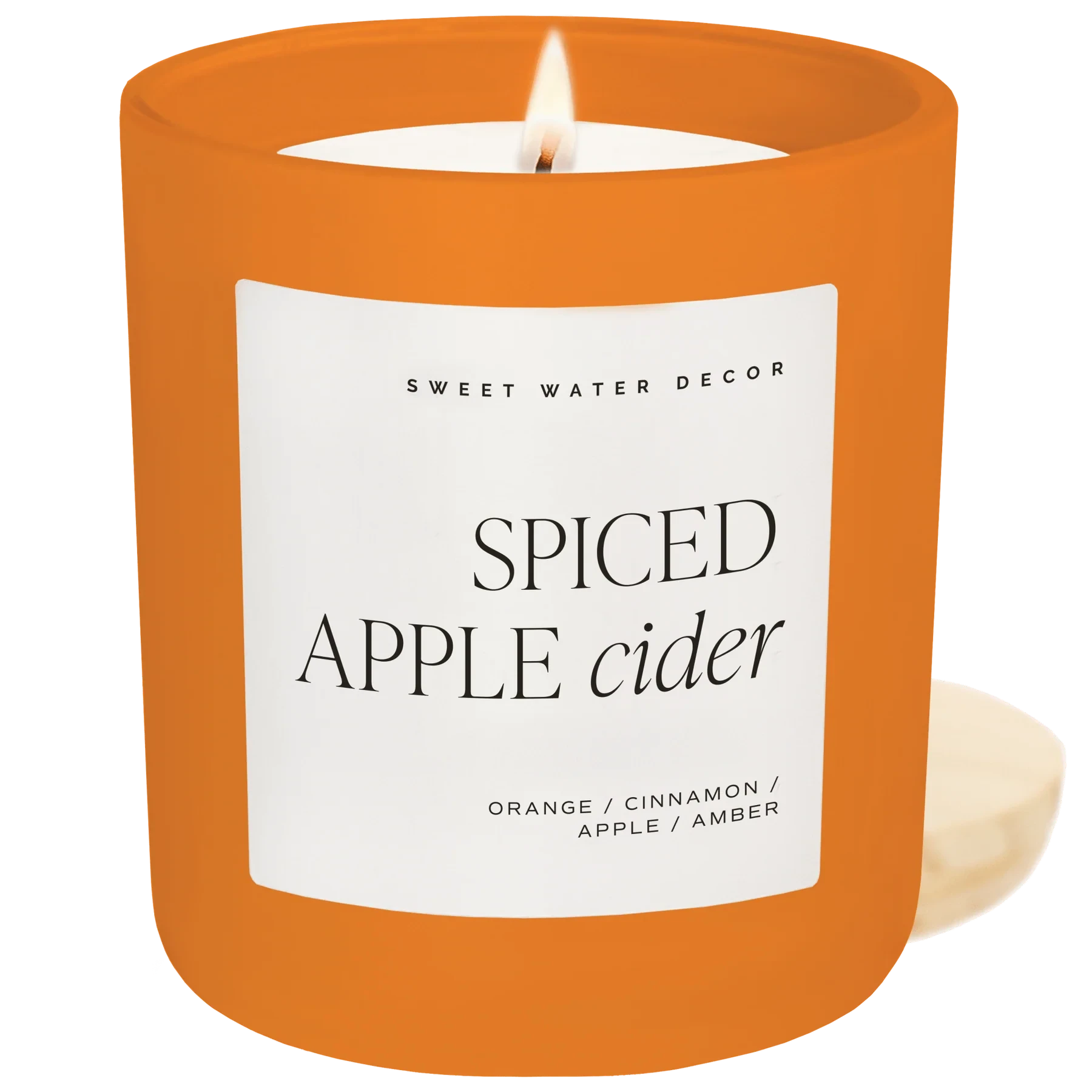 Brennende Spiced Apple Rider Sojawachskerze von Sweet Water Decor vor weißem Hintergrund