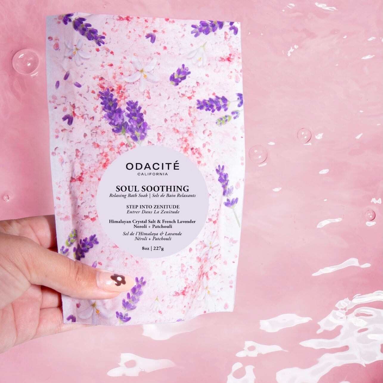 Soul Soothing Relaxing Bath Soak von Odacité mit Lavendel, Patchouli und Neroli.