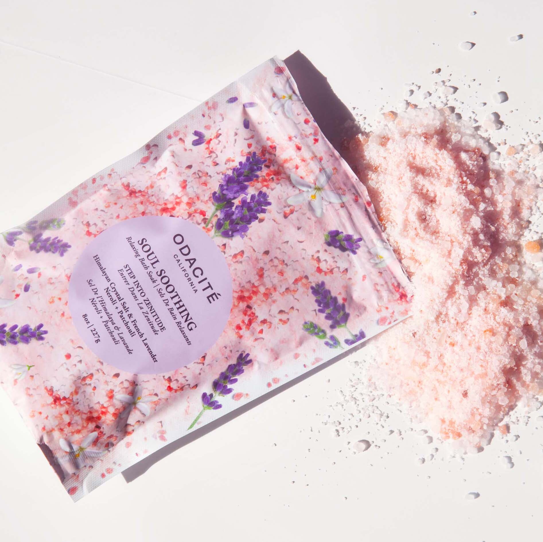 Verstreutes Soul Soothing Relaxing Badesalz von Odacité.