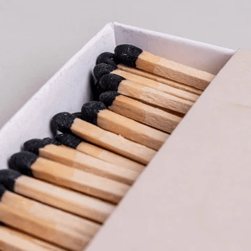 Nahaufnhame einer leicht geöffnete Strichholzschachtel let's get cozy von Eulenschnitt.