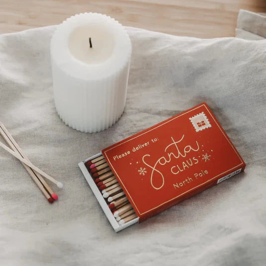 Santa Clause Streichhölzer vor weißer decke