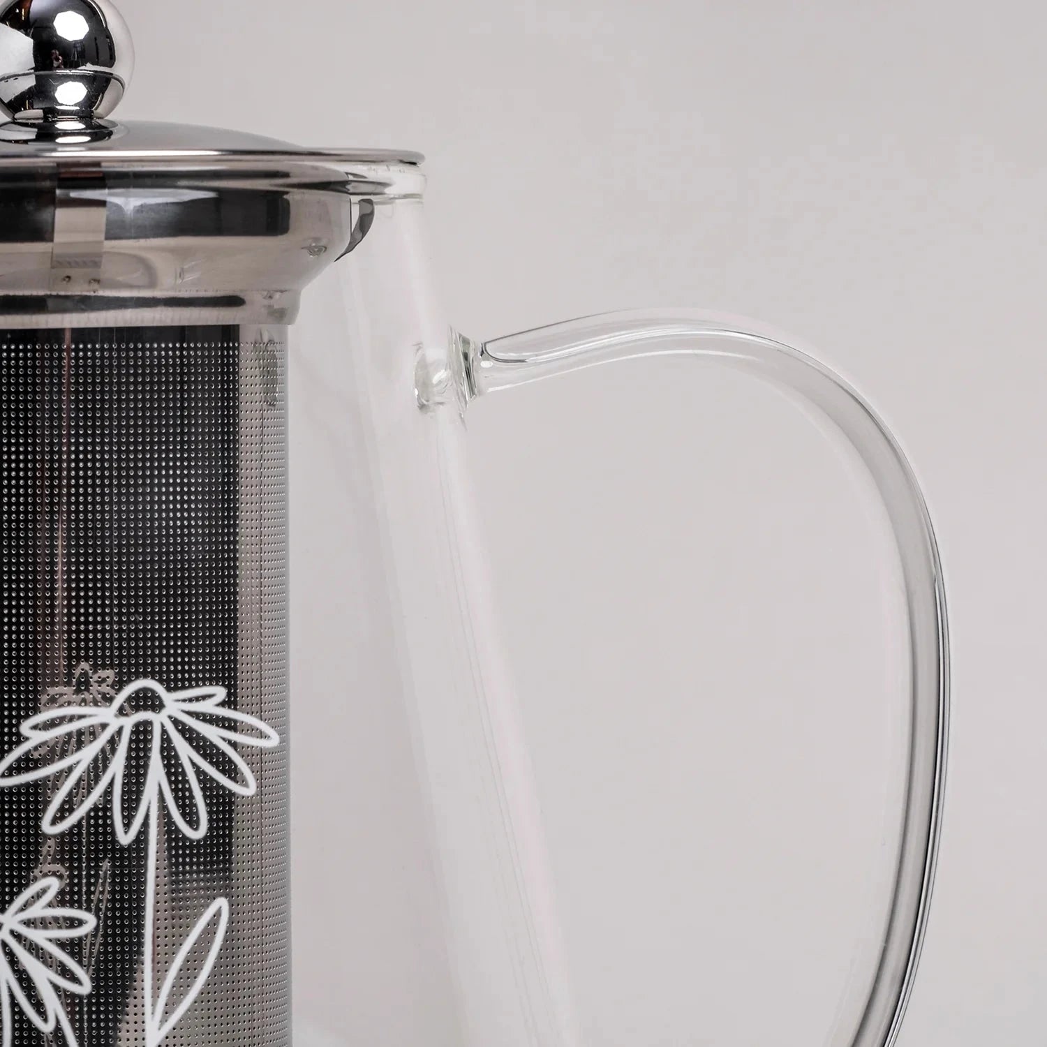 Detailausschnitt Teekanne "Daisy" aus Glas mit weißem Blumenaufdruck.