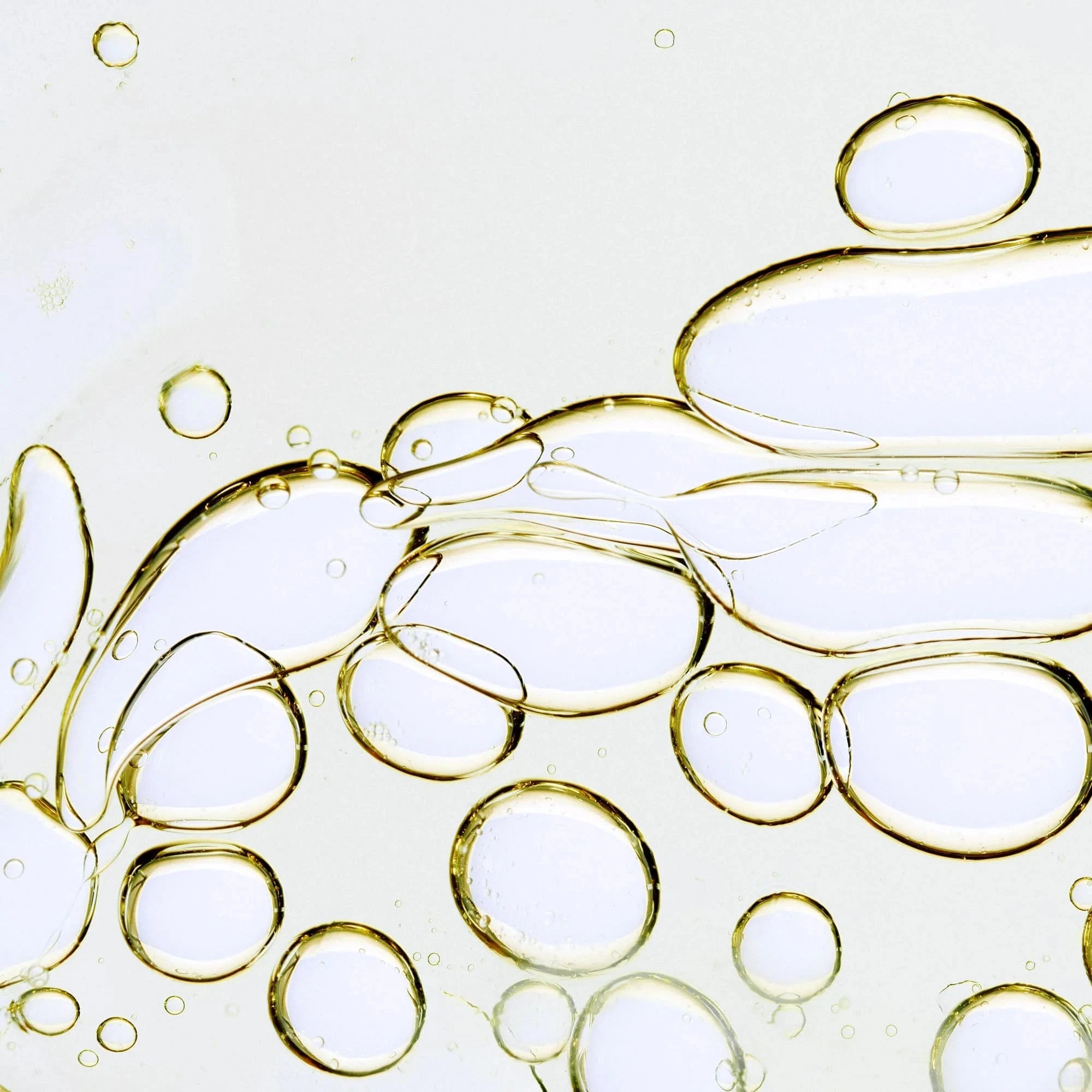 SKŌUD Cosmetics The Truth Serum - Ansicht der Flüssigkeit unter einem Mikroskop.