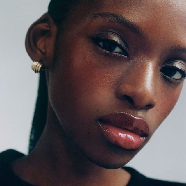 Nahaufnahmen - Tinted Beauty Potion Hoya auf Lippen und Wangen – zarter Pfirsichrosa-Ton mit natürlichem, frischem Glow und seidigem Finish.