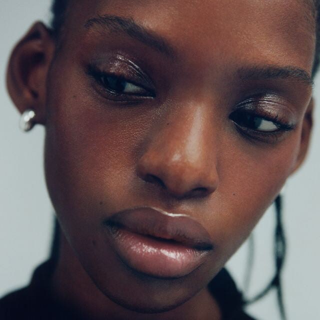 Nahaufnahme - Tinted Beauty Potion Kisuge auf Lippen und Wangen – natürlicher rosig-brauner Farbton mit taufrischem Finish und seidigem Glow.