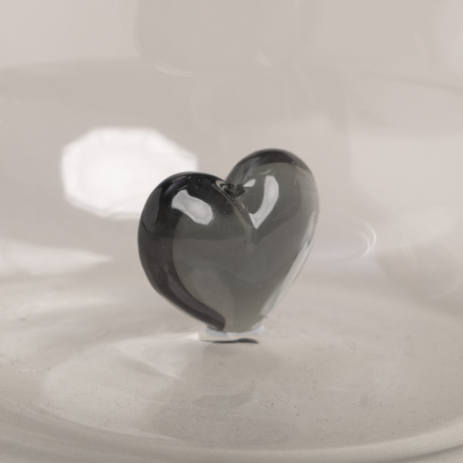 Nahaufnahme des schwarzen Herzens vom Trinkglas mit Herz von Eulenschnitt.