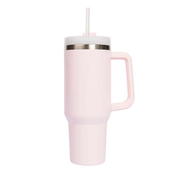 Rosafarbener Tumbler / Thermobecher von Sweet Water Decor steht vor transparentem Hintergrund.