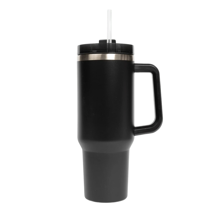 Schwarzer Tumbler / Thermobecher von Sweet Water Decor vor hellem Hintergrund.