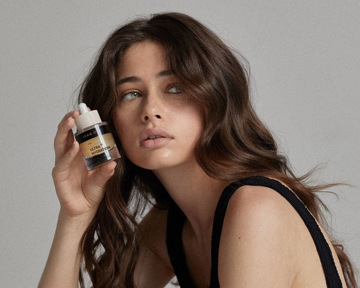 Frau trägt das TEAM DR JOSEPH Ultra Hydration Serum auf die Haut auf – intensive Feuchtigkeitspflege