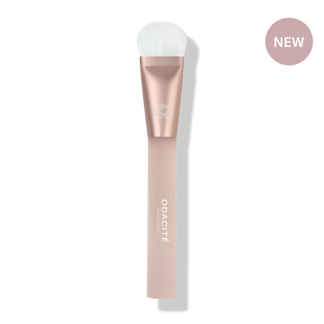 Odacité Universal Brush auf weißem Hintergrund – veganer Make-up-Pinsel für Foundation und Cream Blush