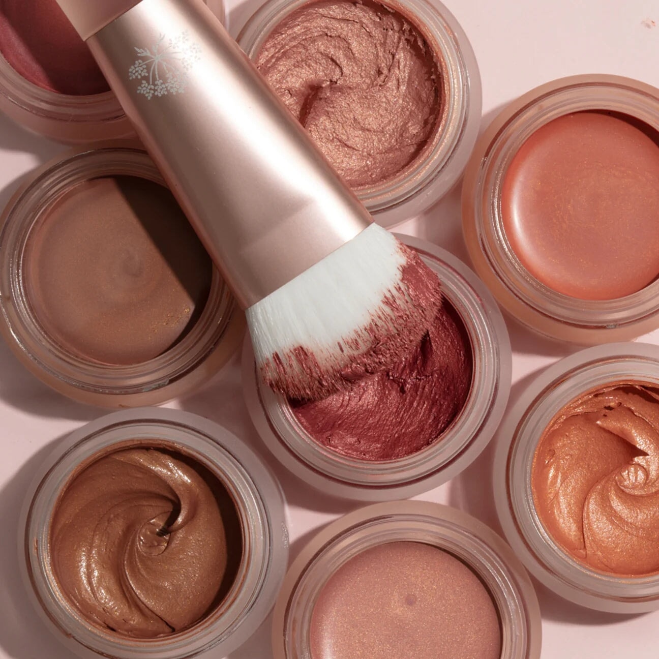 Make-up-Pinsel von Odacité in Nahaufnahme – weiche Synthetikhaare im cremigen Rouge