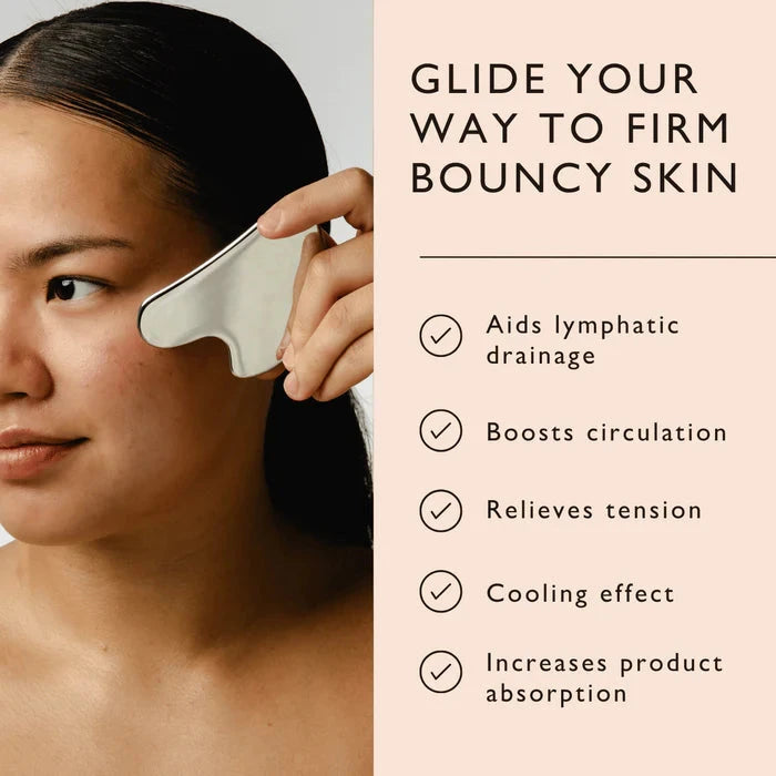 Anwendung des UpCircle Edelstahl Gua Sha für Gesichtsmassage