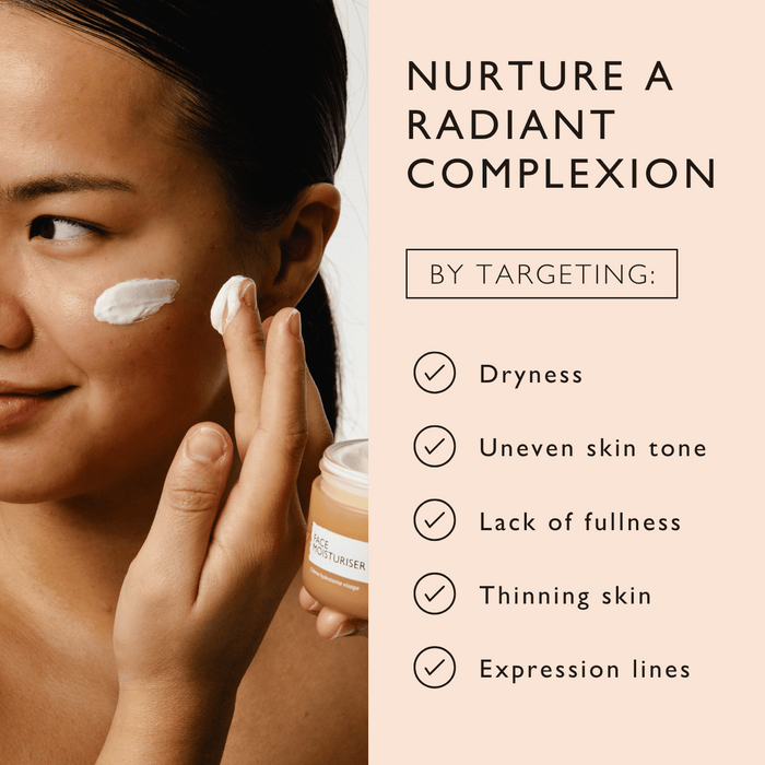 Frau trägt sanft UpCircle Moisturiser auf Wange auf – strahlende, gepflegte Haut, intensive Feuchtigkeit und Vitamin‑E‑Schutz.