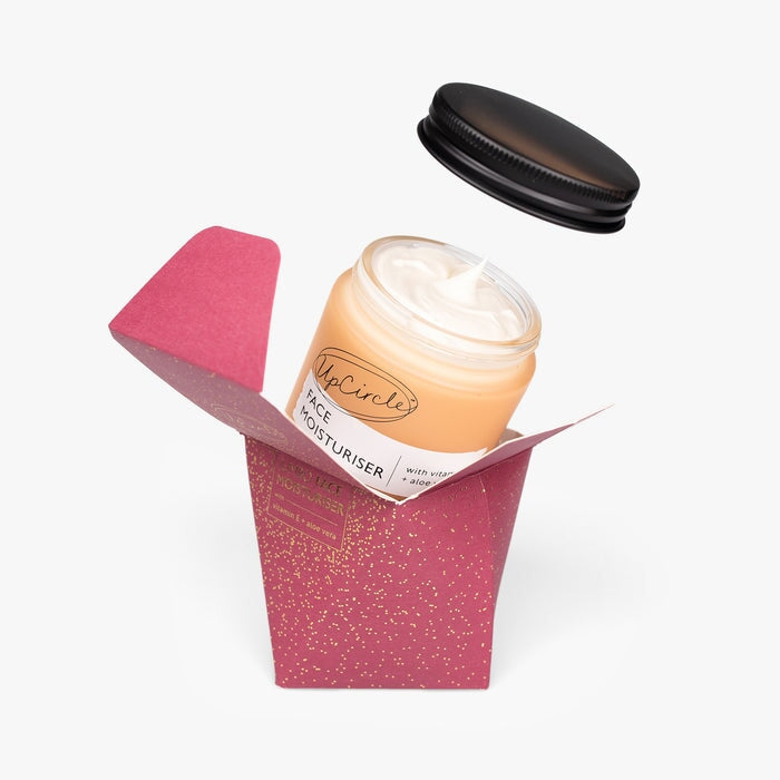 UpCircle Face Moisturiser mit Vitamin E in offener Geschenkverpackung – luxuriöse Creme im Glas, schwebender Deckel, nachhaltig & vegan