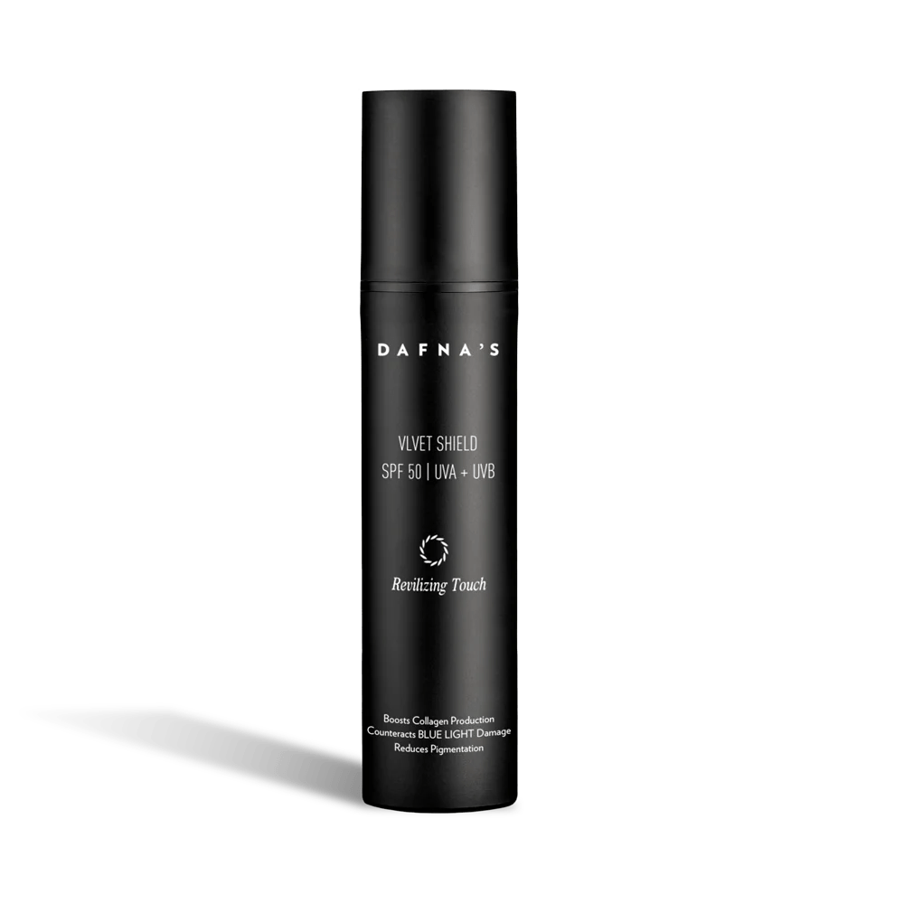 Schwarze Flasche Dafnas Velvet Shield 50 vor transparentem Hintergrund.
