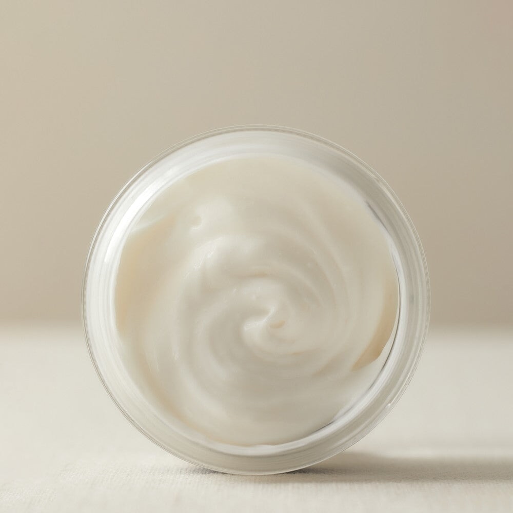 Seidige, cremige Textur der Velvety Rich Body Cream mit Sheabutter und Kaktusfeige