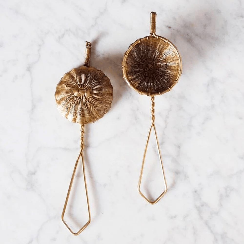 2 Woven Brass Small Tea Strainer, kleine Teesieb aus Messing liegen auf einer Marmorplatte.