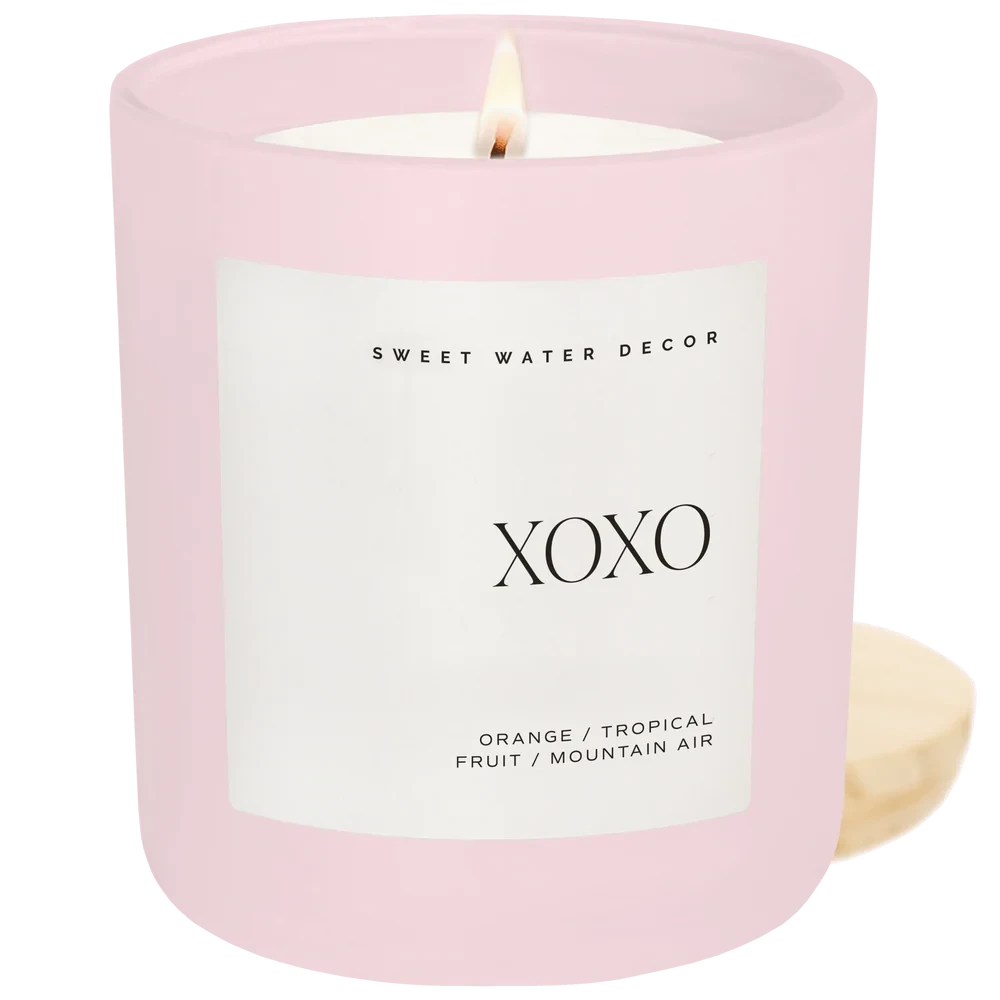 XOXO Kerze als Geschenkidee – Duftkerze für Valentinstag oder besondere Momente
Hochwertige Duftkerze mit Baumwoll-Docht und Glasbehälter
Stimmungsvolle Duftkerze mit warmem Kerzenlicht für gemütliche Abende
