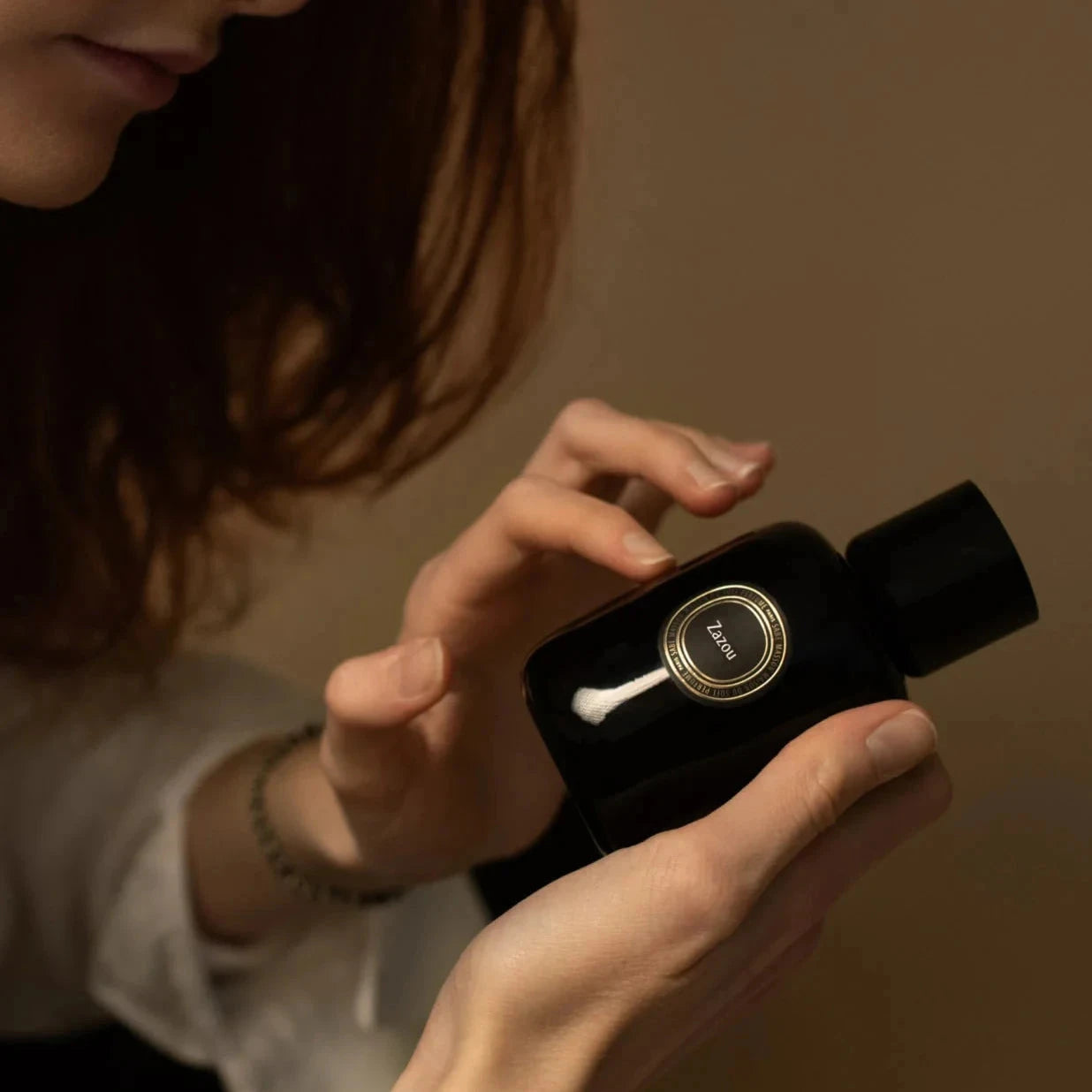 SABÉ MASSON Zazou Soft Perfume – alkoholfreies flüssiges Parfum Orangenblüten-Duft, vegan & pflegend, von 2 Händen gehalten.