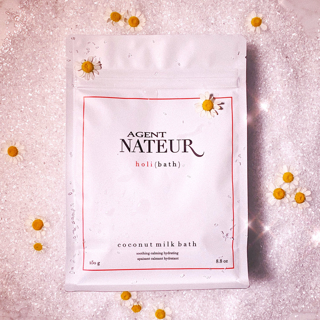 Agent Nateur Holi (Bath) weiße Verpackung auf weißem Hintergrund mit Gänseblümchen North Glow