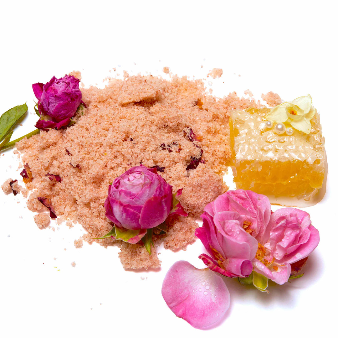 Agent Nateur Holi Bath Textur mit pinken Rosen und Seife mit gelber Blüte North Glow