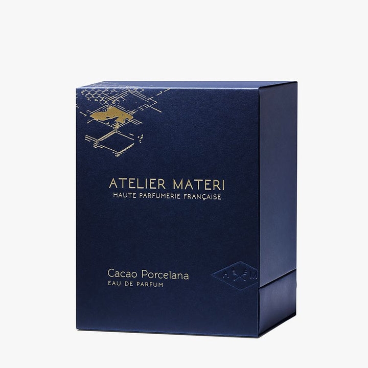  Dunkelblaue Verpackung "Cacao Porcelana" von Atelier Materi vor weißem Hintergrund.