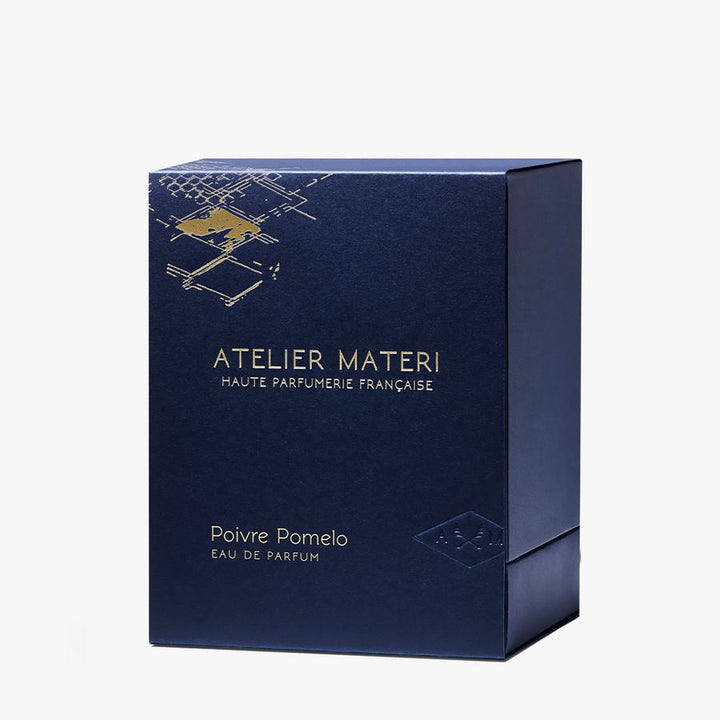 Dunkelblaue Verpackung "Poivre Pomelo" von Atelier Materi vor weißem Hintergrund.