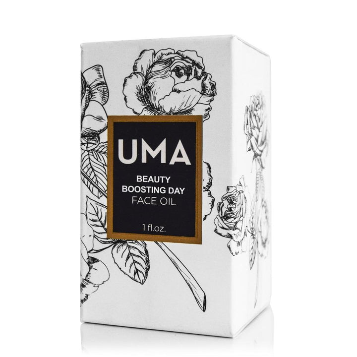 Verpackung des UMA Beauty Boosting Day Face Oils steht vor weißem Hintergrund.