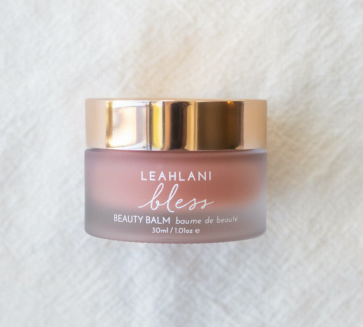 Leahlani Bless Beauty Balm Tiegel mit goldenem Deckel auf hellem Hintergrund