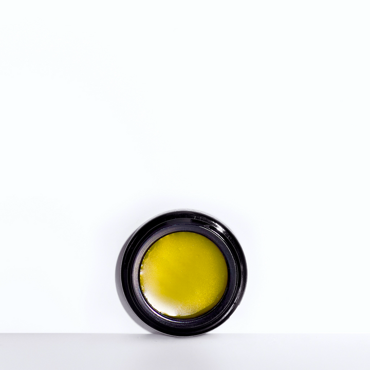 Lilfox Amazon After Dark gelbe Textur schwarzer Tiegel vor weißem Hintergrund