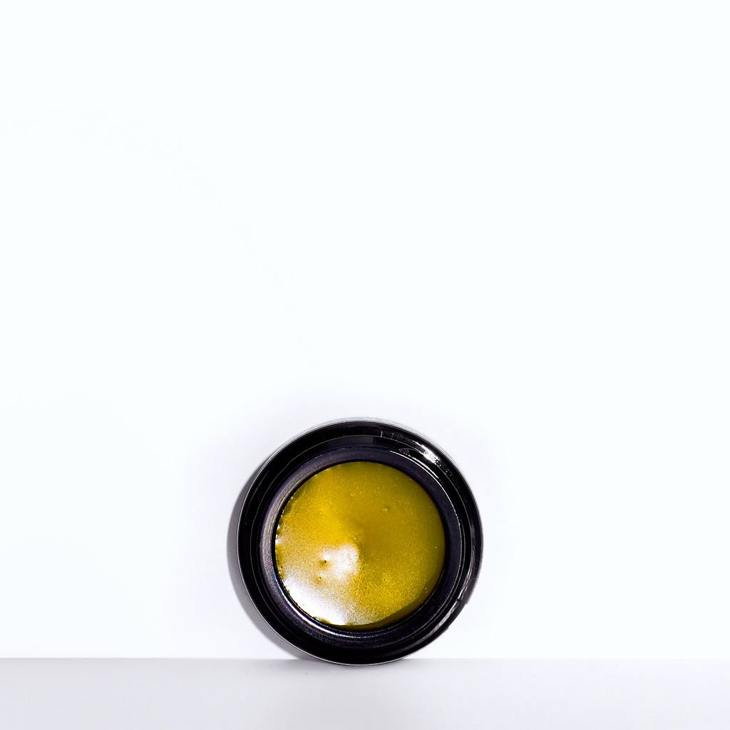 Lilfox CupuCool Maske im schwarzen Tiegel mit gelber Textur vor weißem Hintergrund