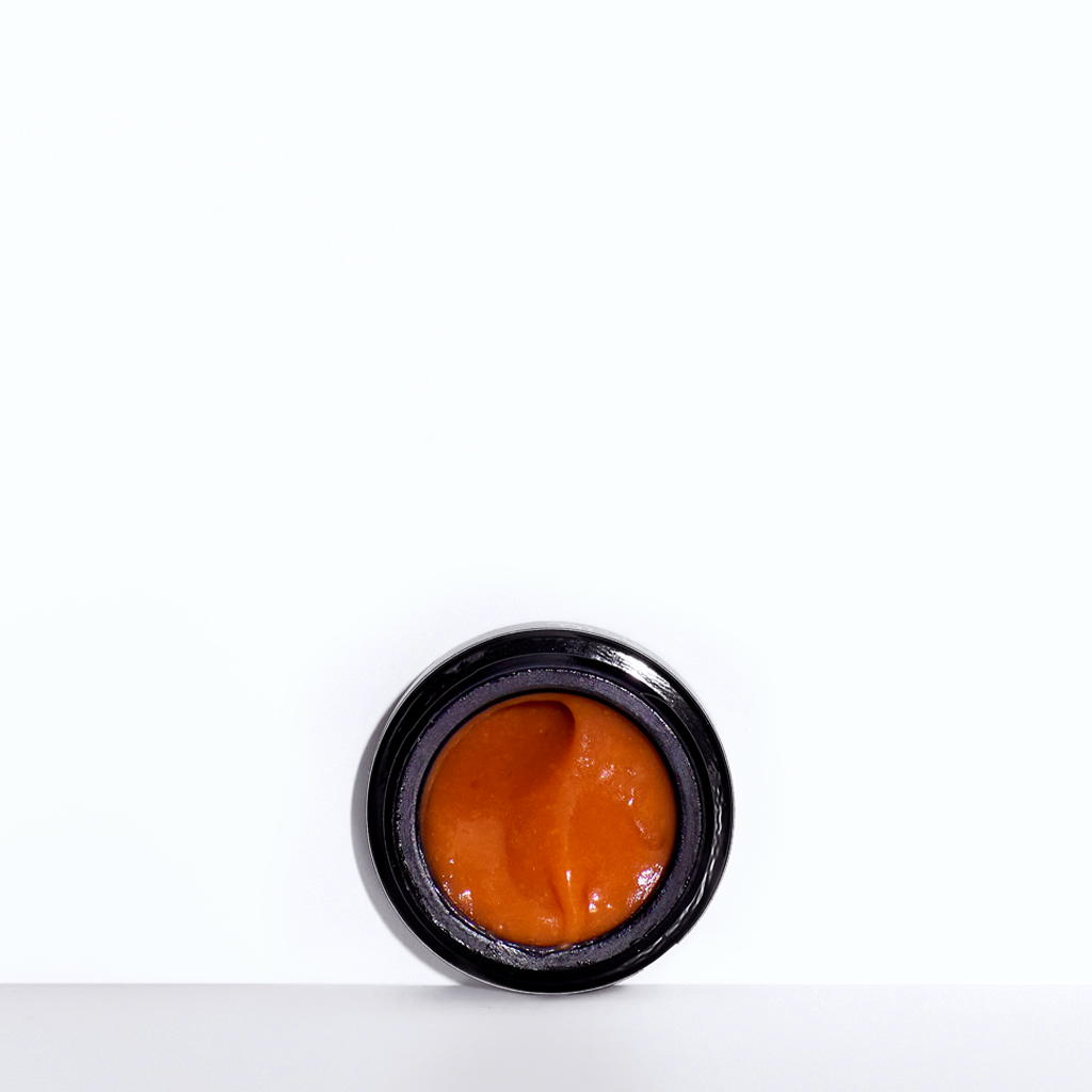 Lilfox JungleGlow schwarzer Tiegel mit oranger Konsistenz vor weißem Hintergrund North Glow
