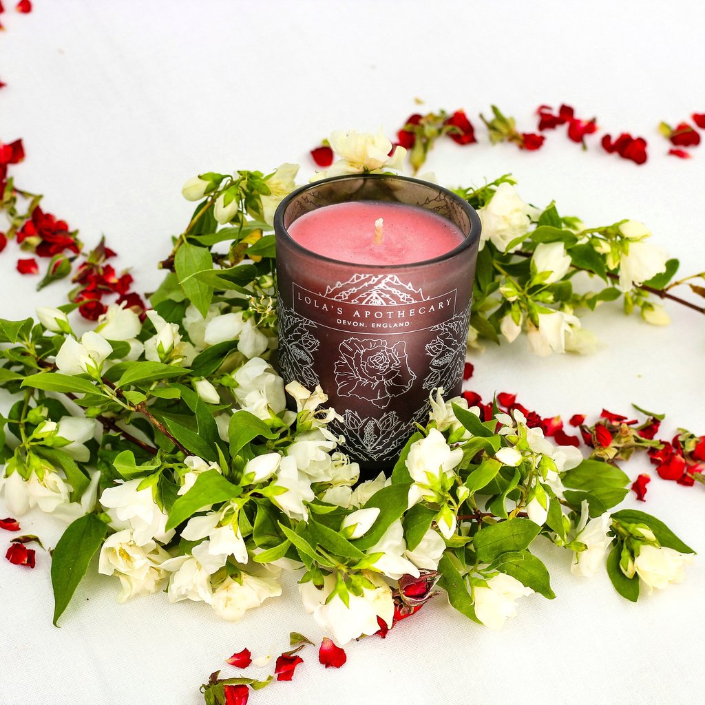 Lola´s Apothecary Delicate Romance Naturally Fragrant Candle mit Blütenblättern North Glow