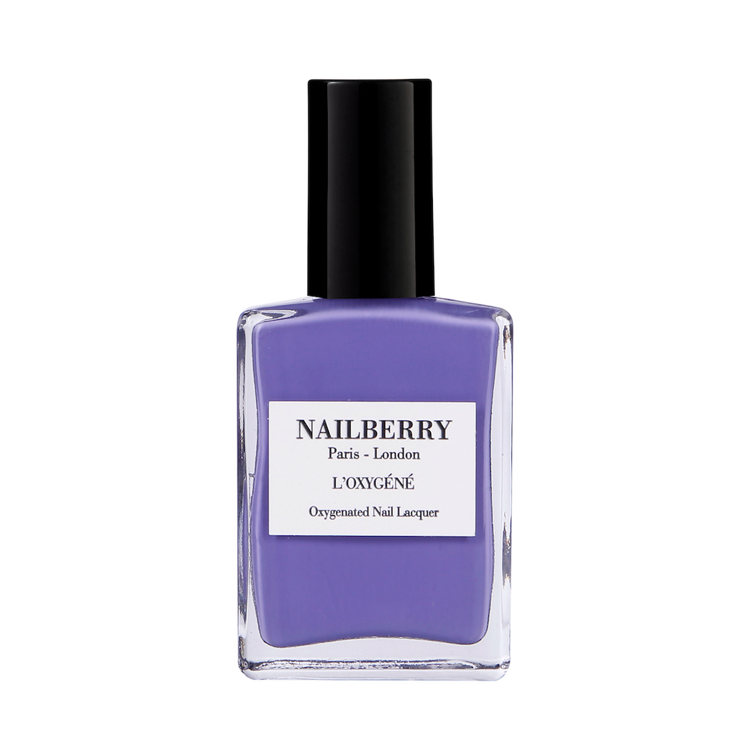 Nailberry Nagellackflasche Bluebell vor weißem Hinergrund. North Glow