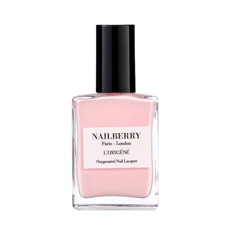 Nailberry Nagellackflasche Rose Blossom vor weißem Hintergrund. 