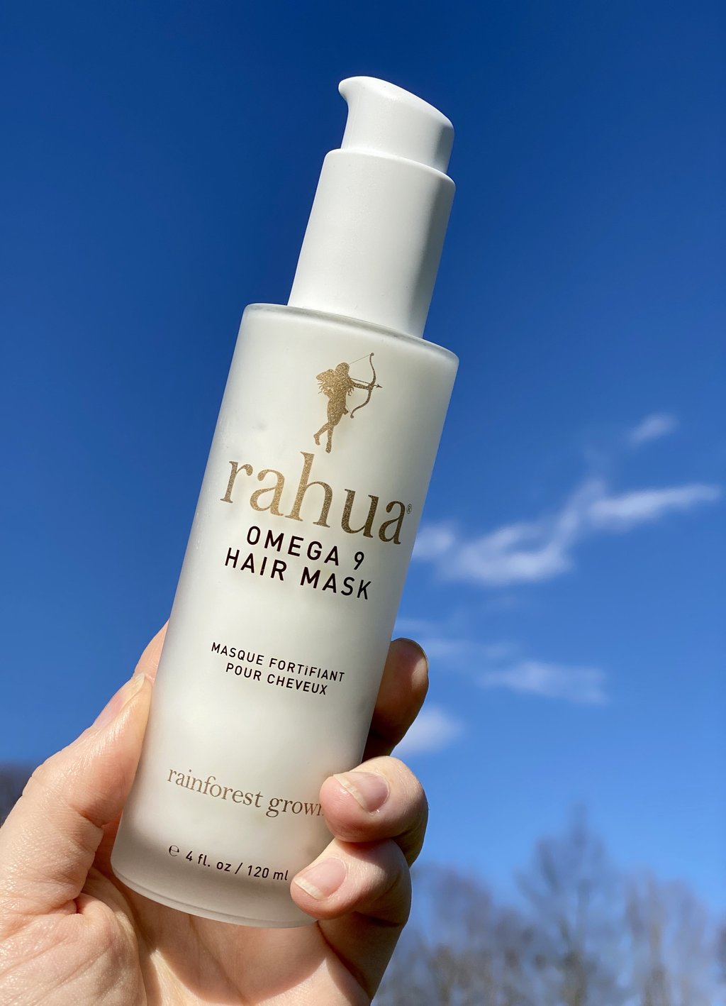 Rahua Omega 9 Hair Mask Flasche vor blauem Himmel. North Glow
