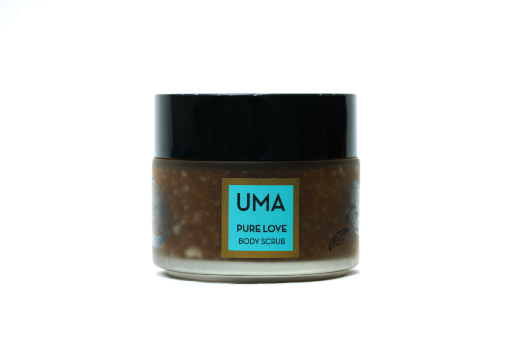 UMA Pure Love Body Scrub Schraubglas mit schwarzem Deckel vor weißem Hintergrund. North Glow