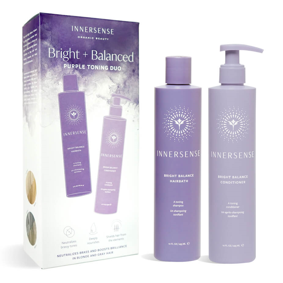 Innersense Bright + Balanced Purple Toning Duo Verpackung steht neben 2 lilafarbenen Produktflaschen vor weißem Hintergrund.