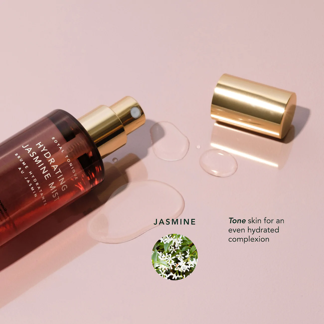 Royal Refresh Hydrating Jasmine Mist Flasche geöffnet vor rosa Hintergrund mit Konsistenz und Beschreibung der Inhaltsstoffe North Glow
