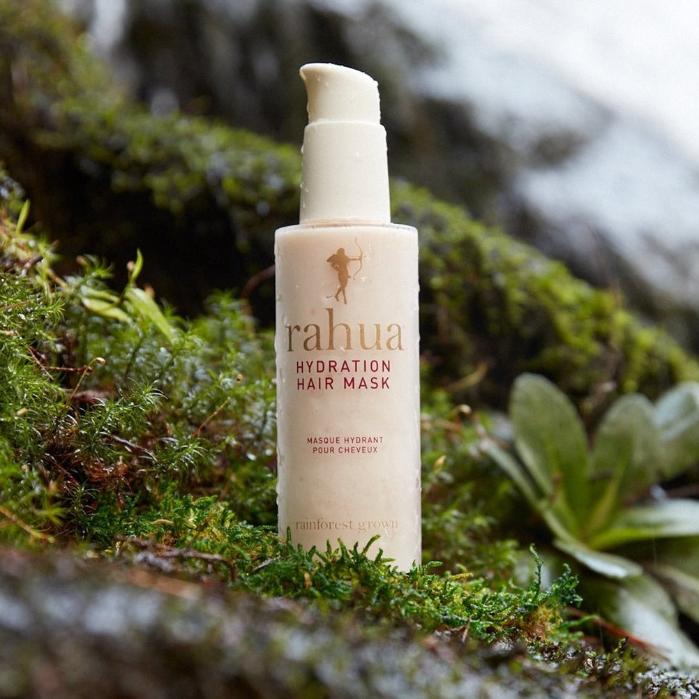 Rahua Hydration Hair Mask Flasche steht in der Natur auf Moos. North Glow