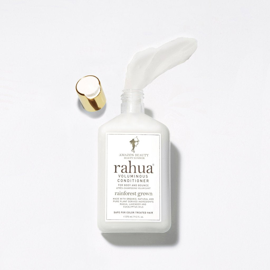 Offene Rahua Voluminous Conditioner Flasche mit Texturbeispiel vor weißem Hintergrund. North Glow
