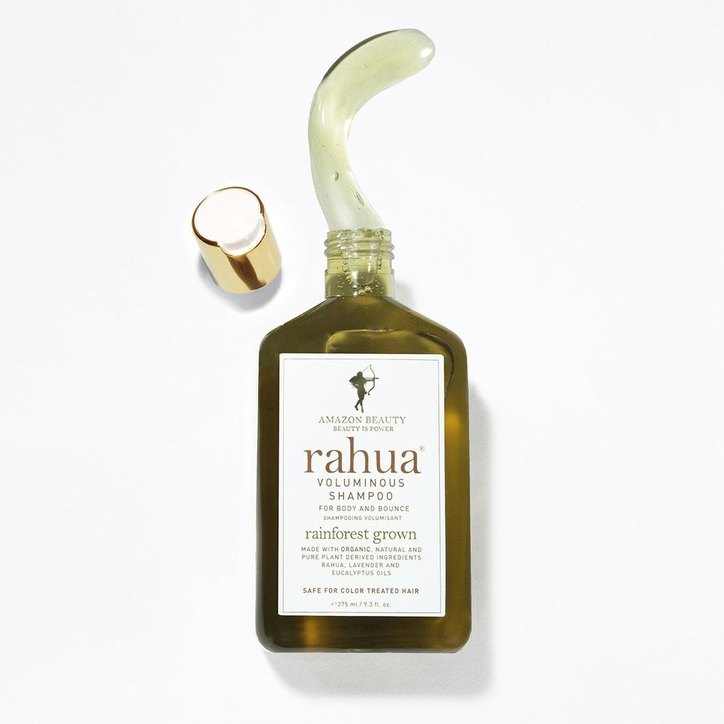 Offene Rahua Voluminous Shampoo Flasche mit Texturbeispiel vor weißem Hintergrund.